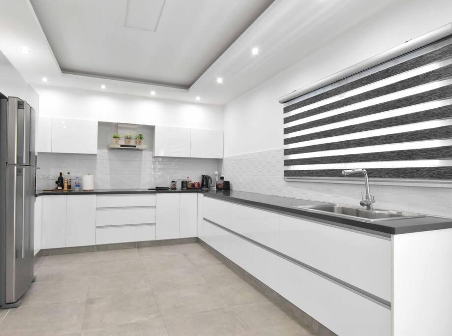 Glabur - The Luxurious 3 Bdr - Cozy Newly Renovated, Nicosia Apartman *
